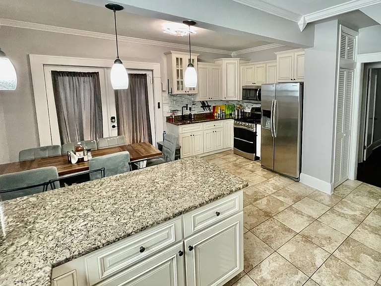 803 E James St — Photo 18