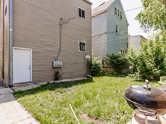3rd image of 832 N Waller Ave