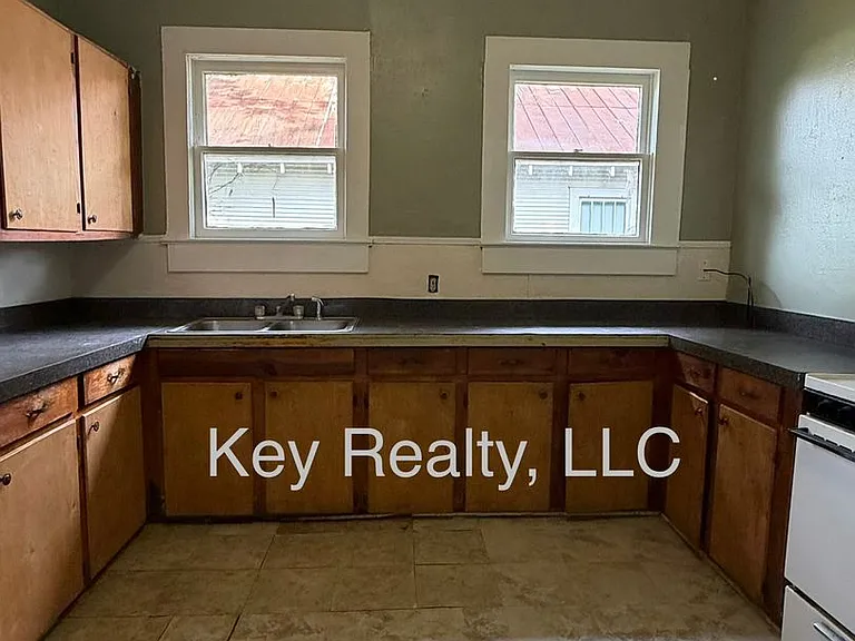 200 Reagan St — Photo 11