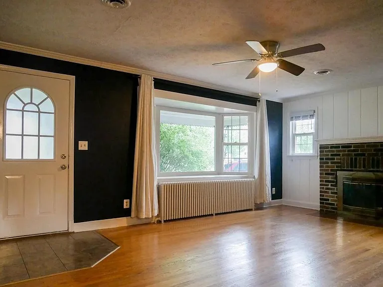 26015 Woodfield Rd — Photo 4