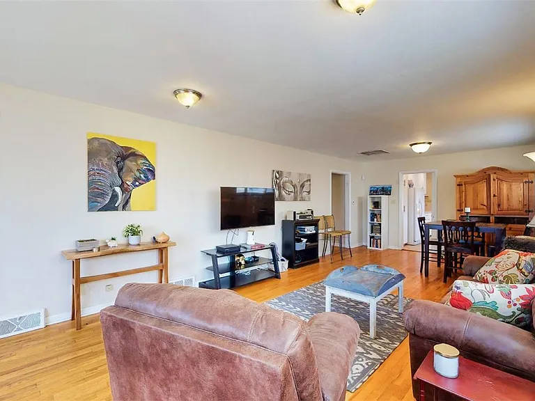 715 Ivanhoe St — Photo 3
