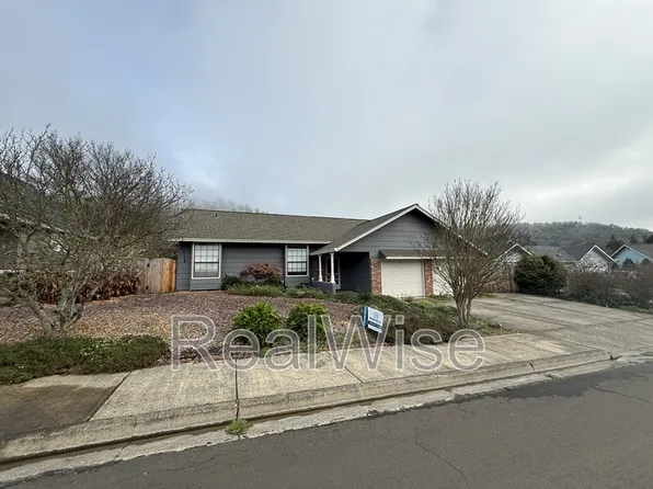 2240 NW Cabrillo Ct, Roseburg, OR 97471