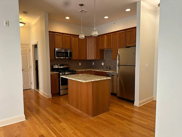 2518 Whitney Ave — Photo 14