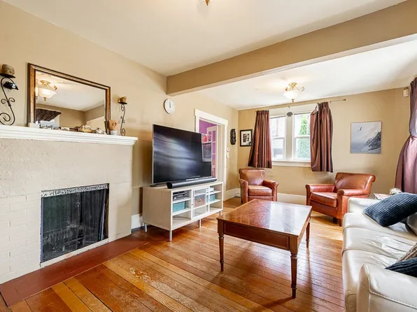 264 W Queens Rd N, Vancouver, BC V7N 2K5