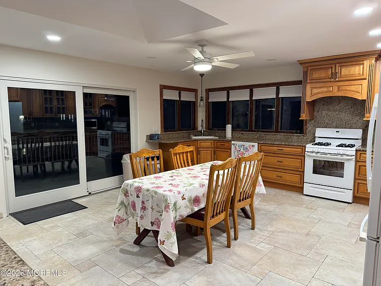 31 Navarra Dr — Photo 9