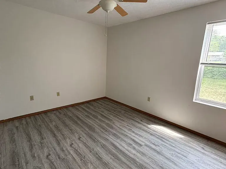640 S Kansas Ave — Photo 12