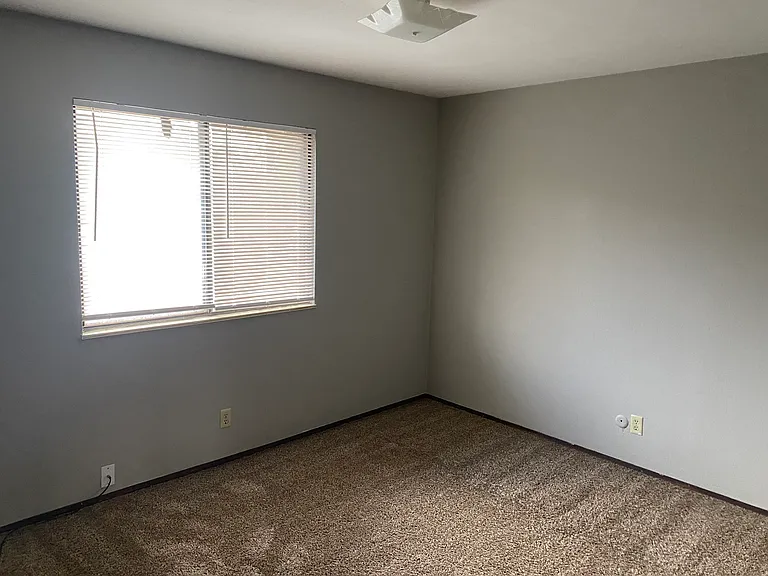 2622 Eastview Dr #F — Photo 8