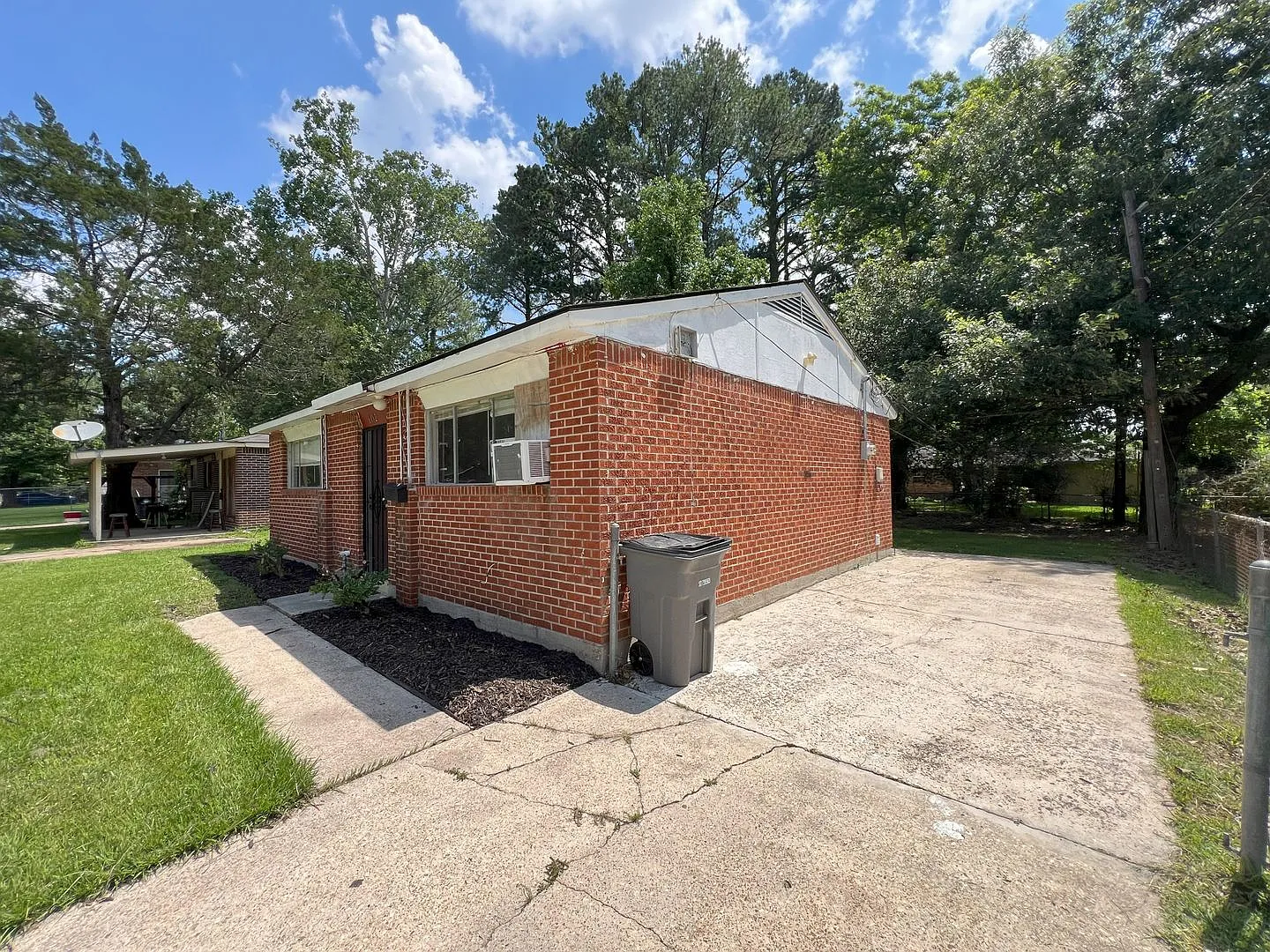 2 Bedroom 1 Bath home located in Baton Rouge, LA — Photo 2