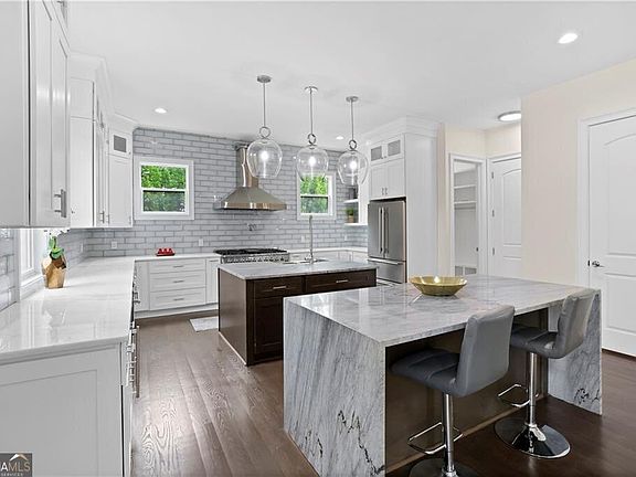 5th image of 2415 Rugby Ave