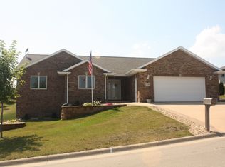 6116 Valley Wood Ct, Dubuque, IA 52002