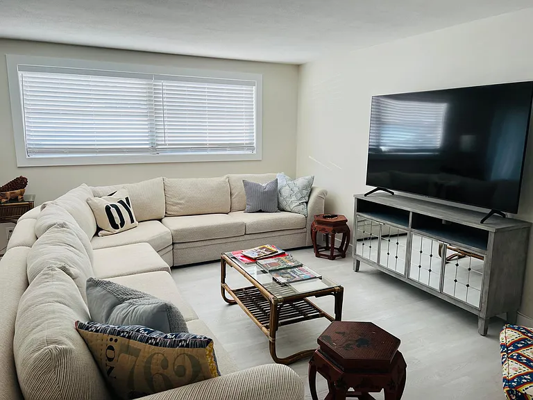 1126 Royal Palm Dr — Photo 4