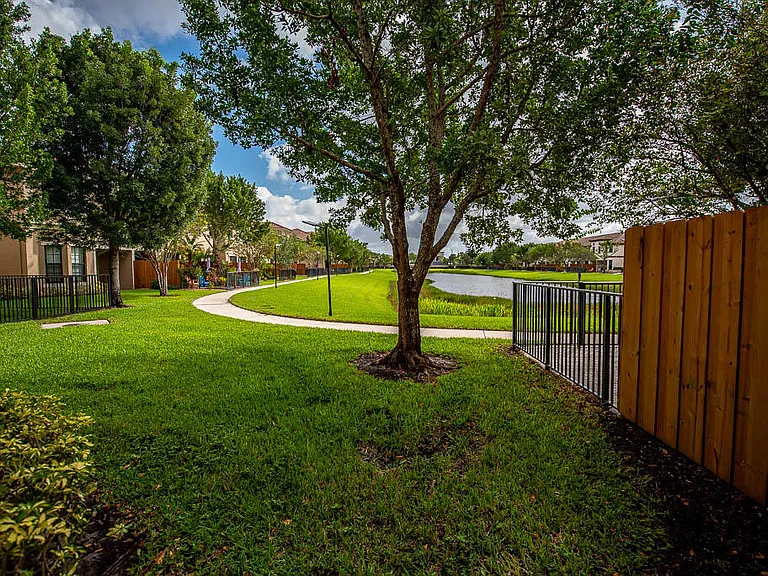 10283 Wellington Parc Dr — Photo 30