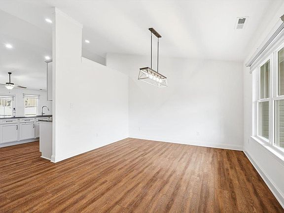4th image of 101 Evershire St
