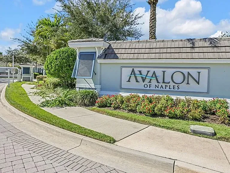 Quiet neighborhood, 5 minutes from downtown and all the fun Naples has for experiences and dining.