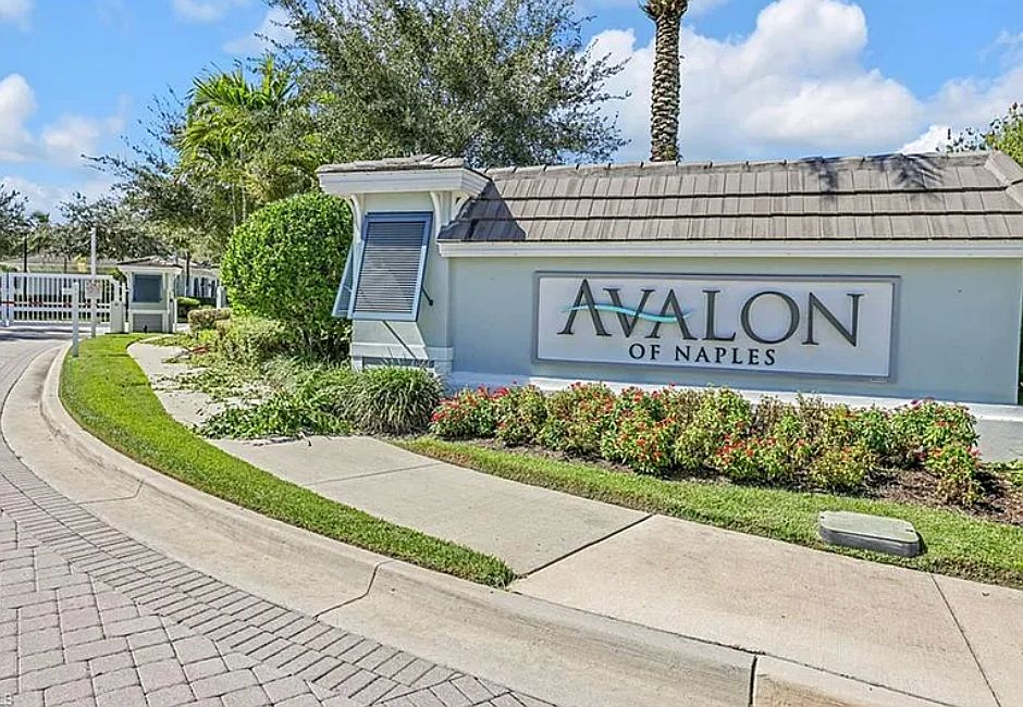 Quiet neighborhood, 5 minutes from downtown and all the fun Naples has for experiences and dining.