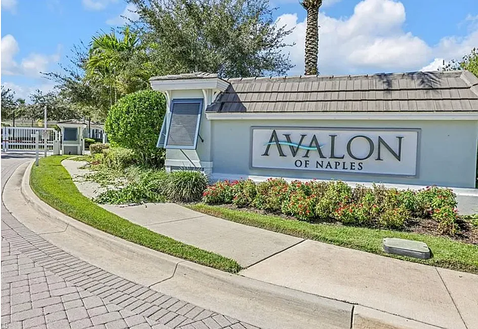 Quiet neighborhood, 5 minutes from downtown and all the fun Naples has for experiences and dining. - 6965 Avalon Cir #1601