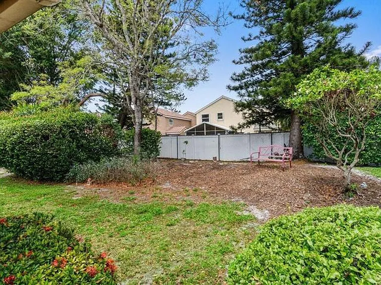 10001 Country Brook Rd — Photo 16