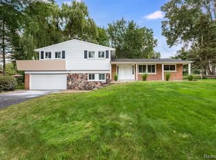 2862 Rossmoor Cir, Bloomfield Hills, MI 48302