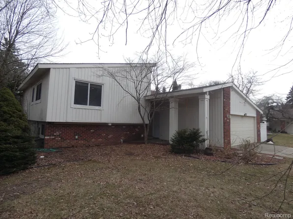 5809 Perrytown Dr, West Bloomfield, MI 48322