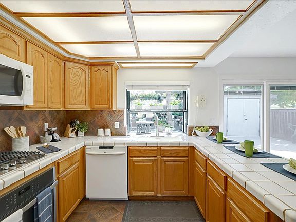 5th image of 28 Gosford Ct