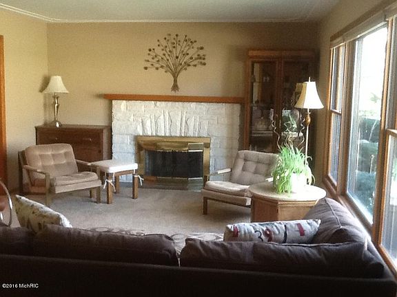 4th image of 2440 Elmwood Dr SE