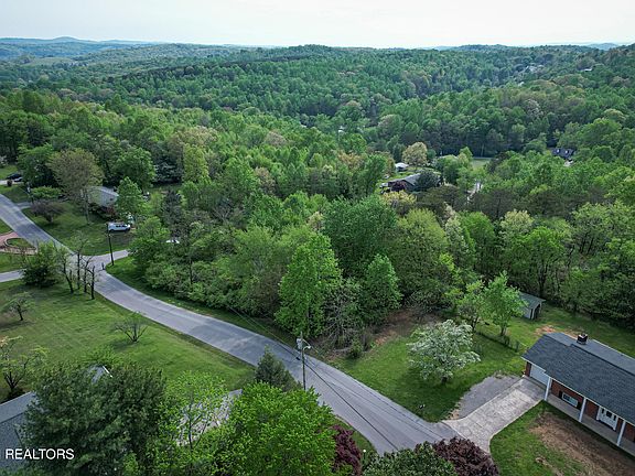 3rd image of 450 Dogwood Dr