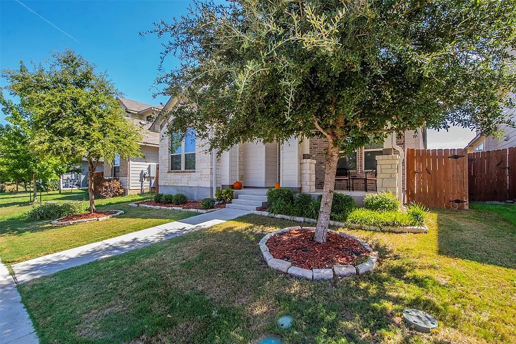 3 bed, 2.0 bath, 2031 sqft, $2,200 — Photo 2