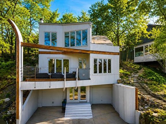 2nd image of 125 Lakeshore Dr S