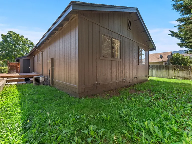 145 Summerset Dr — Photo 31