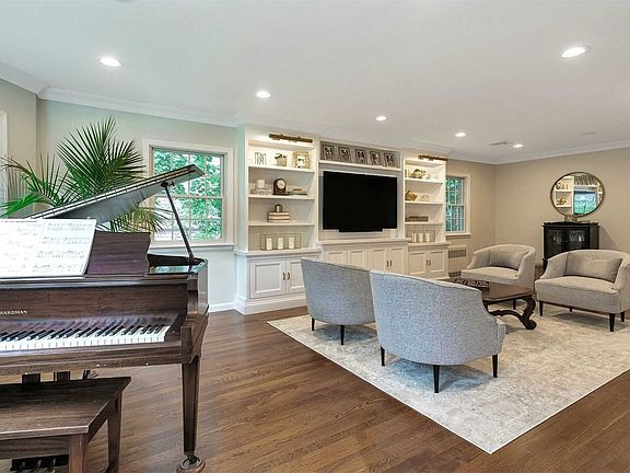 5th image of 578 Hunt Ln