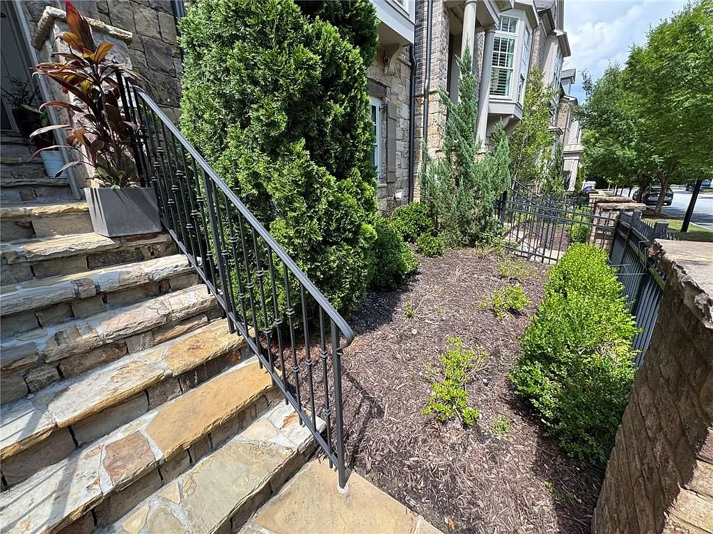 3 bed, 3.5 bath, 3200 sqft, $3,950 — Photo 3