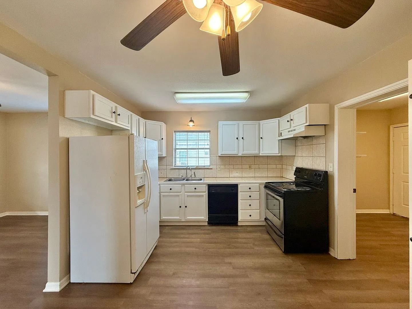 Tour Today! Adorable 2 Bedroom 1 Bath Home in West Tyler! — Photo 4
