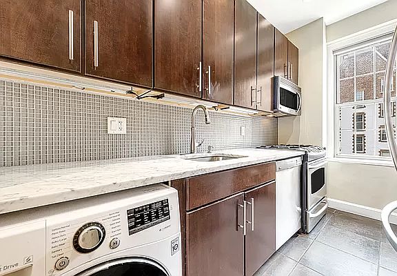 5th image of 83-09 Talbot St #3L