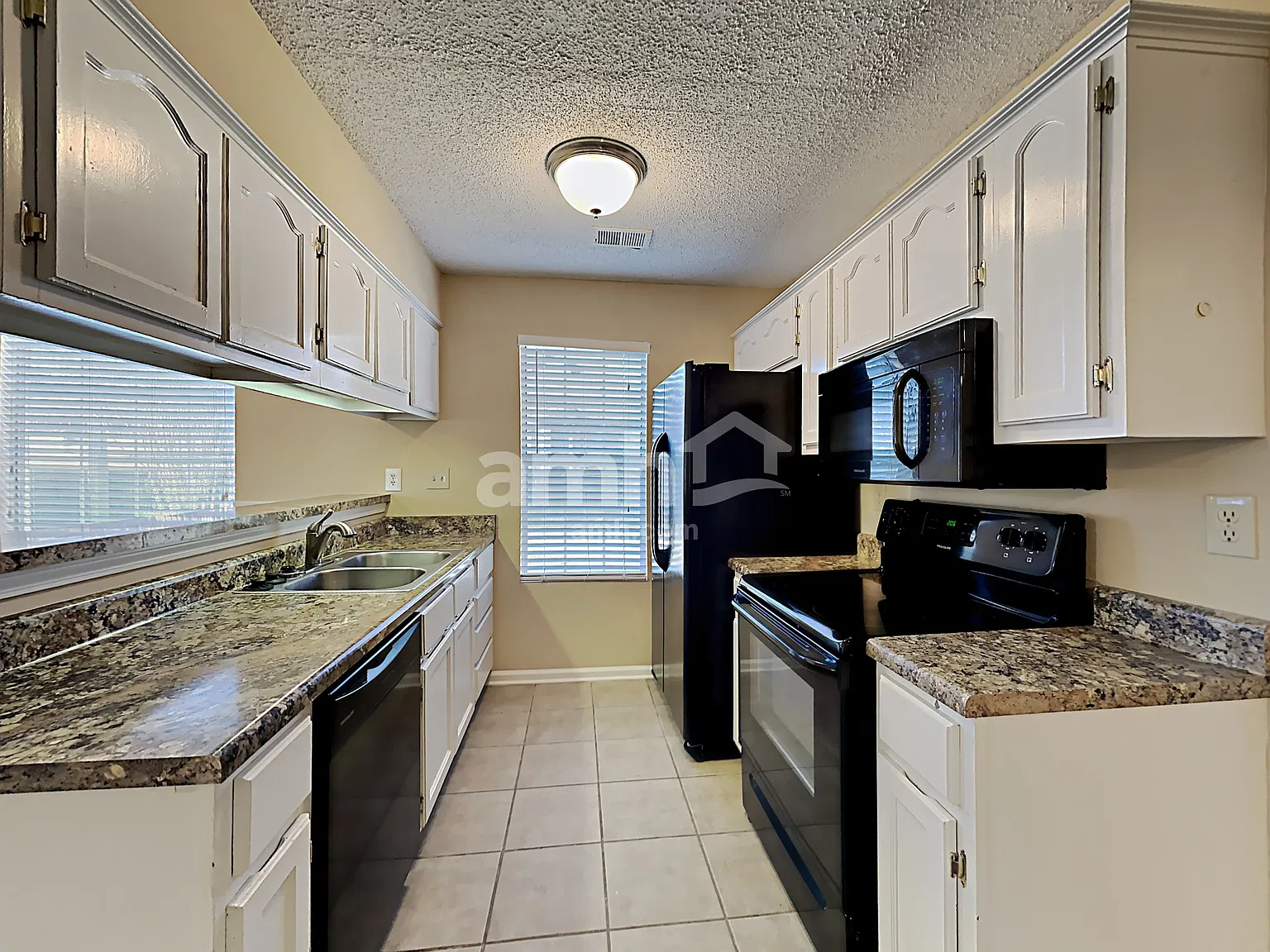 3 bed, 2.0 bath, 1073 sqft, $1,580 — Photo 3