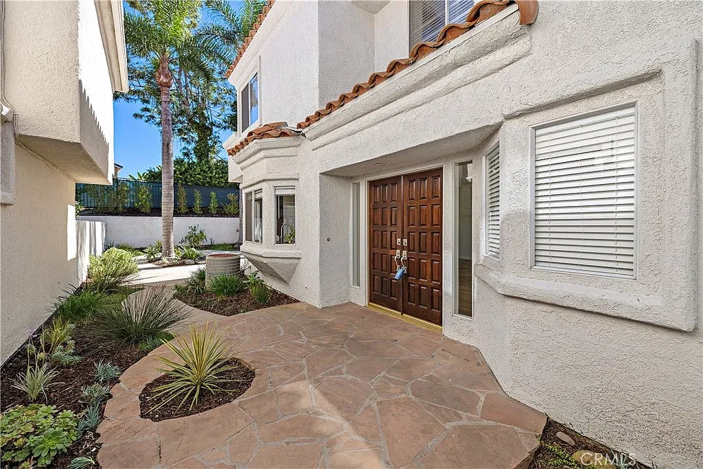 3 bed, 2.5 bath, 1955 sqft, $6,350 — Photo 3