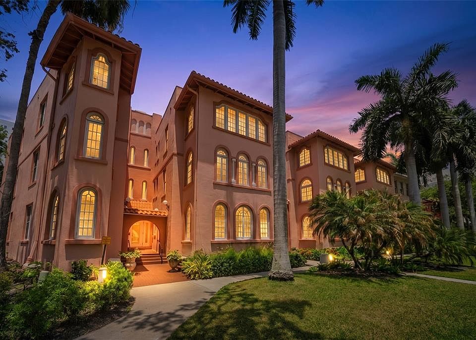 1st image of 1221 N PALM AVENUE #202