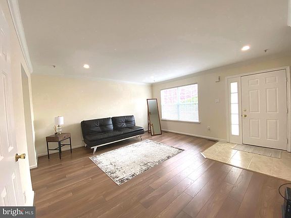 5th image of 1007 Woodview Ct #7
