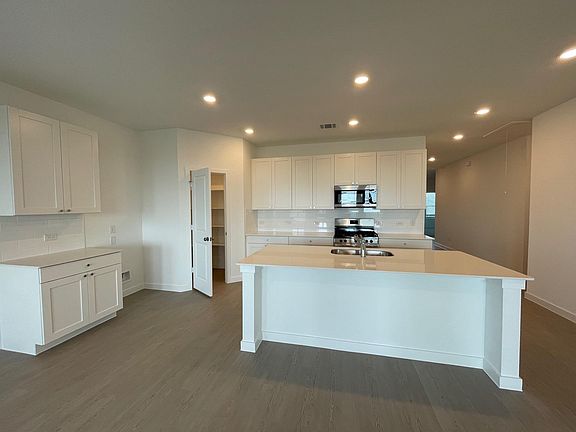 3rd image of 441 Sormonne Loop
