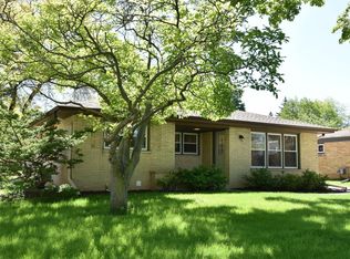 7350 N Navajo Rd, Fox Pt, WI 53217