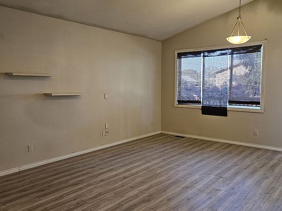 4th image of 373 Halifax St