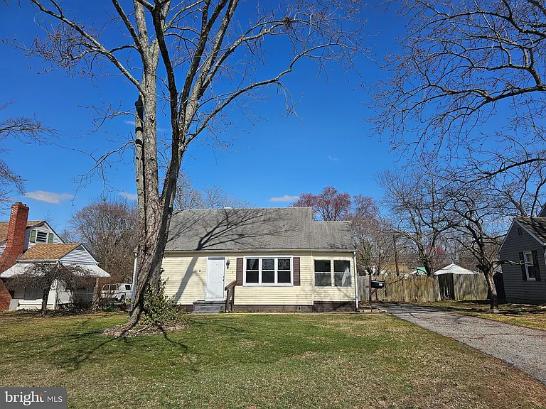 73 Upland Ave — Photo 2