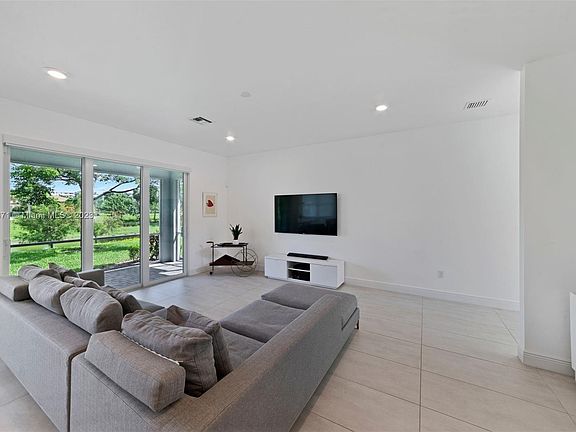 4th image of 4623 Greenway Dr