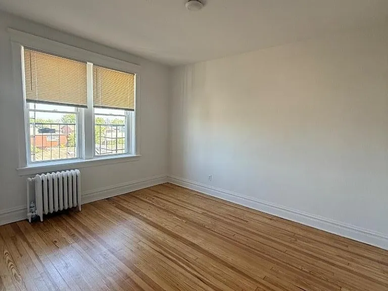 214 Lawton Ave #14 — Photo 4