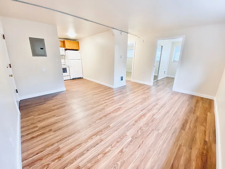 515 East Denny Apartments — Photo 18