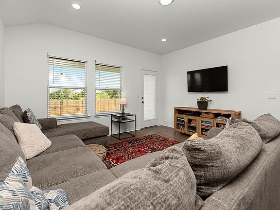 4th image of 165 Santa Rosa Ln