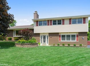 7S287 Midfield Dr, Aurora, IL 60506