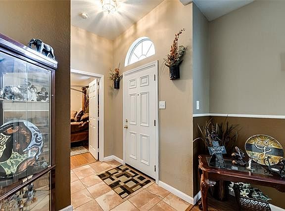 3rd image of 1701 Hillcrest Ct