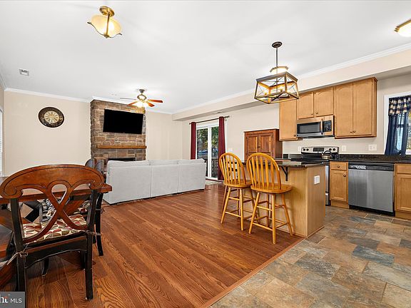 4th image of 872 Redwood Trl
