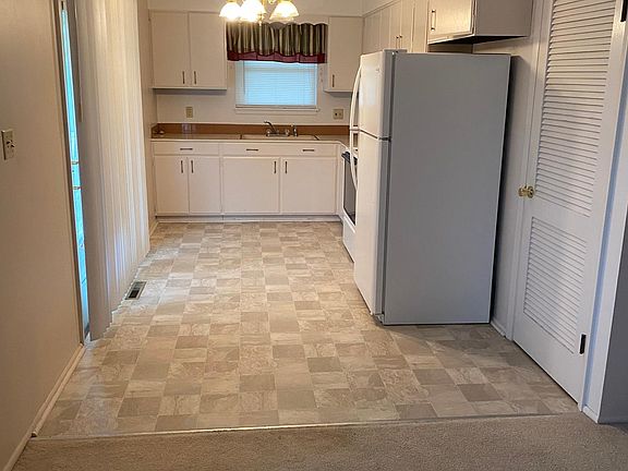 5th image of 990 Briarwood Rd