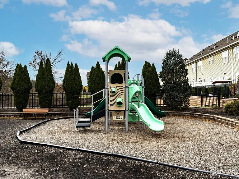 541 E Celebration Way — Photo 35